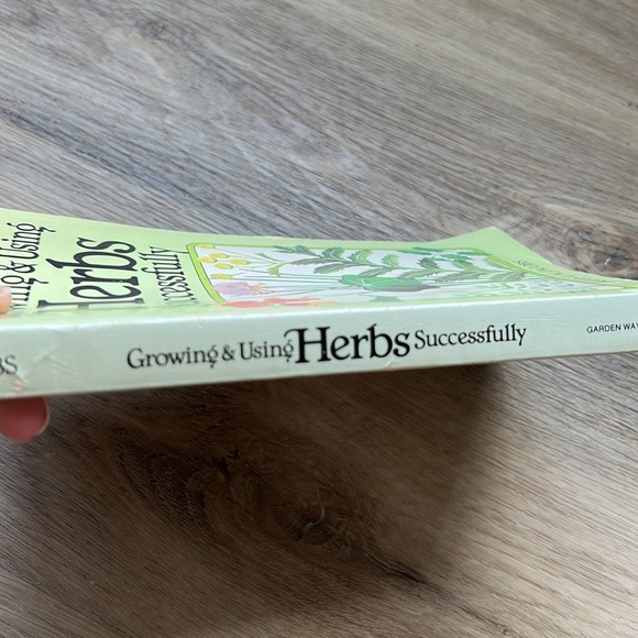 Vintage Herbs Book Growing & Using Herbs Successfully Betty E.M. Jacobs 70s - Picture 2 of 15